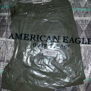 🍓NWT American Eagle Midi shorts size 14. Green